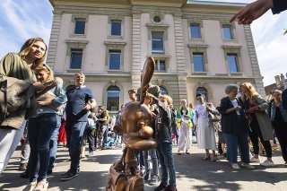 La statue de Titeuf devant son école carougeoise Jacques-Dalphin (archives).